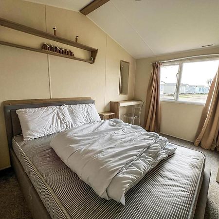 Modern 6 Berth Caravan With Wifi At St Osyth Beach In Essex Ref 28051Fv Клактон-он-Си Экстерьер фото
